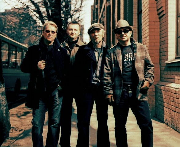 Иллюстрация к книге — Чайф. Рок-н-ролл это мы! Семейная сага [i_054.jpg]