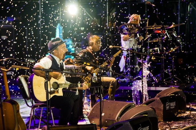 Иллюстрация к книге — Чайф. Рок-н-ролл это мы! Семейная сага [i_063.jpg]