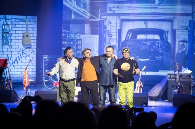 Иллюстрация к книге — Чайф. Рок-н-ролл это мы! Семейная сага [i_065.jpg]