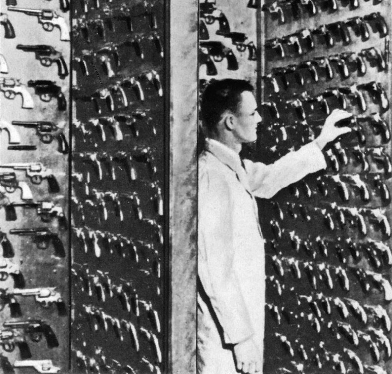 Иллюстрация к книге — Век криминалистики [i_079.jpg]