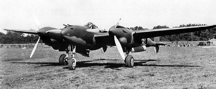 Иллюстрация к книге — Истребитель-«молния» P-38 «Лайтнинг» [i_029.jpg]