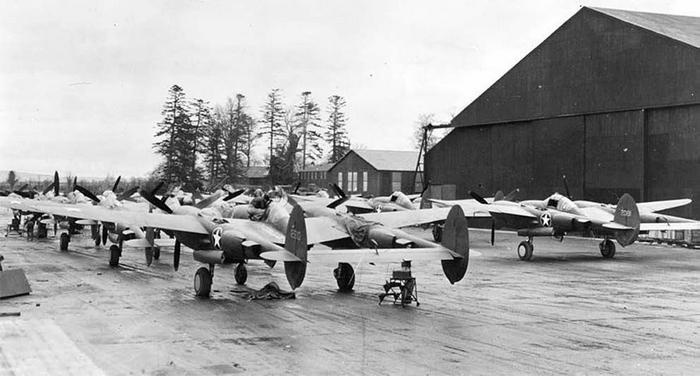 Иллюстрация к книге — Истребитель-«молния» P-38 «Лайтнинг» [i_031.jpg]