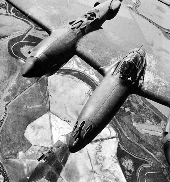 Иллюстрация к книге — Истребитель-«молния» P-38 «Лайтнинг» [i_037.jpg]