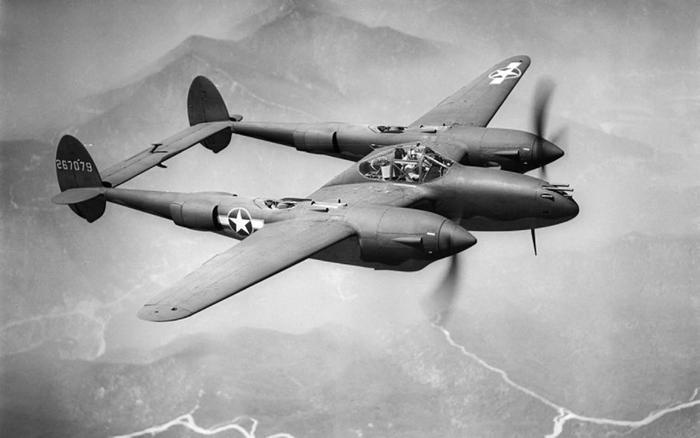 Иллюстрация к книге — Истребитель-«молния» P-38 «Лайтнинг» [i_038.jpg]