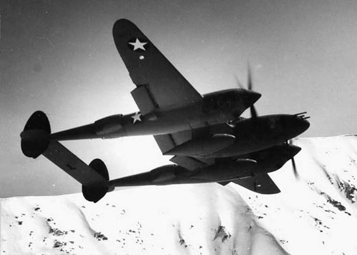 Иллюстрация к книге — Истребитель-«молния» P-38 «Лайтнинг» [i_040.jpg]