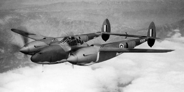 Иллюстрация к книге — Истребитель-«молния» P-38 «Лайтнинг» [i_046.jpg]