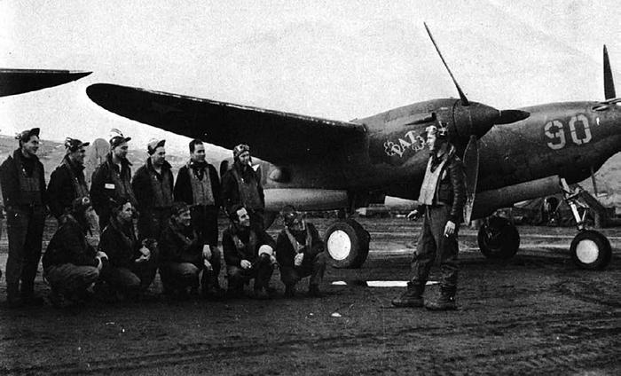 Иллюстрация к книге — Истребитель-«молния» P-38 «Лайтнинг» [i_052.jpg]