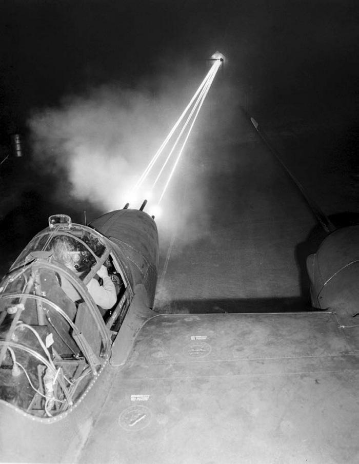 Иллюстрация к книге — Истребитель-«молния» P-38 «Лайтнинг» [i_057.jpg]