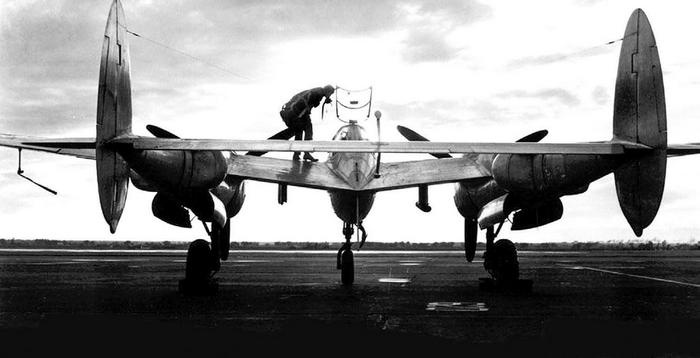 Иллюстрация к книге — Истребитель-«молния» P-38 «Лайтнинг» [i_058.jpg]