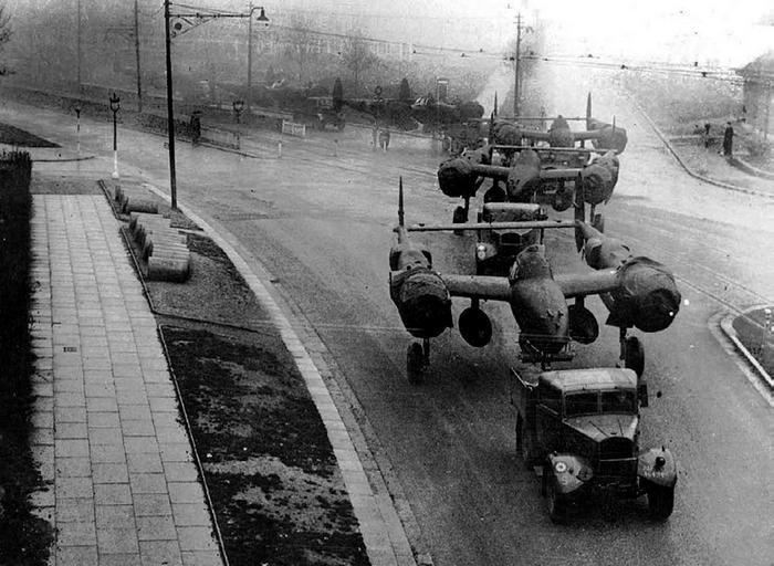 Иллюстрация к книге — Истребитель-«молния» P-38 «Лайтнинг» [i_059.jpg]