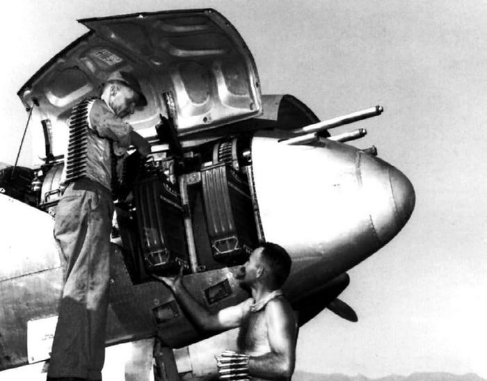 Иллюстрация к книге — Истребитель-«молния» P-38 «Лайтнинг» [i_060.jpg]