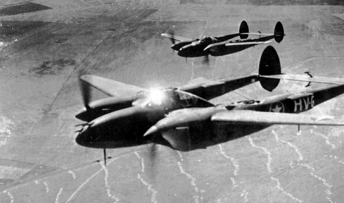 Иллюстрация к книге — Истребитель-«молния» P-38 «Лайтнинг» [i_067.jpg]