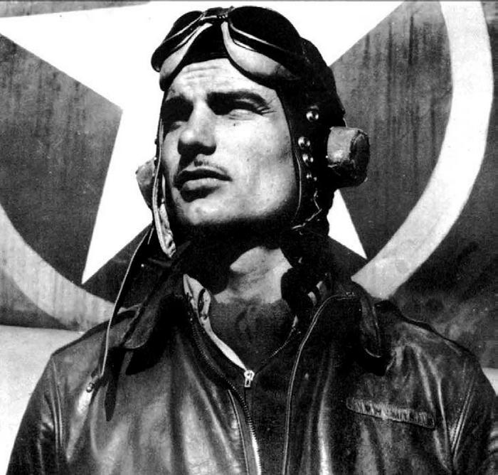 Иллюстрация к книге — Истребитель-«молния» P-38 «Лайтнинг» [i_070.jpg]