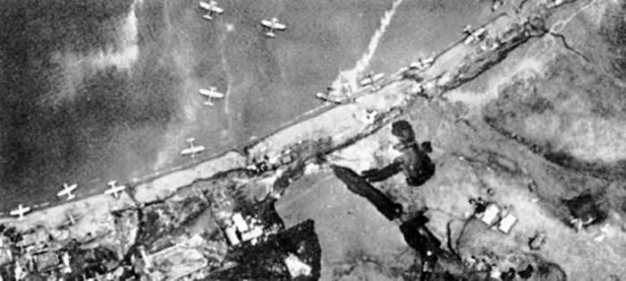 Иллюстрация к книге — Истребитель-«молния» P-38 «Лайтнинг» [i_077.jpg]