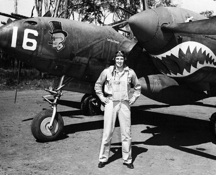 Иллюстрация к книге — Истребитель-«молния» P-38 «Лайтнинг» [i_084.jpg]