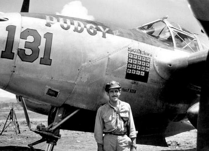 Иллюстрация к книге — Истребитель-«молния» P-38 «Лайтнинг» [i_086.jpg]