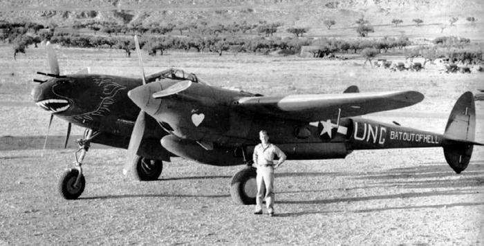 Иллюстрация к книге — Истребитель-«молния» P-38 «Лайтнинг» [i_089.jpg]