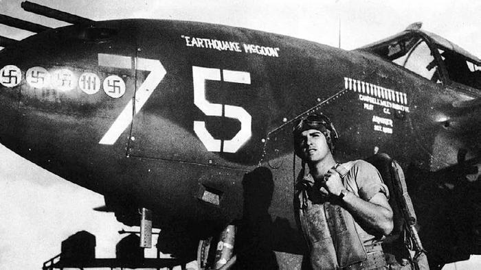 Иллюстрация к книге — Истребитель-«молния» P-38 «Лайтнинг» [i_090.jpg]