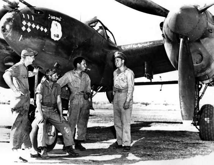 Иллюстрация к книге — Истребитель-«молния» P-38 «Лайтнинг» [i_091.jpg]