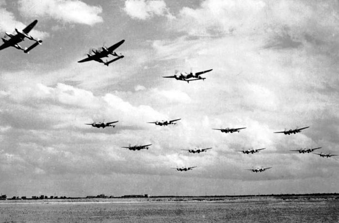 Иллюстрация к книге — Истребитель-«молния» P-38 «Лайтнинг» [i_093.jpg]