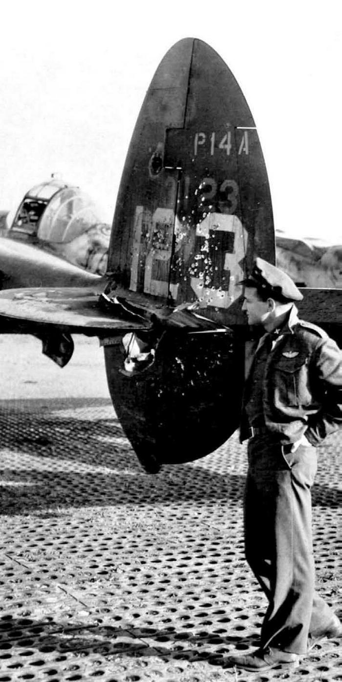 Иллюстрация к книге — Истребитель-«молния» P-38 «Лайтнинг» [i_094.jpg]