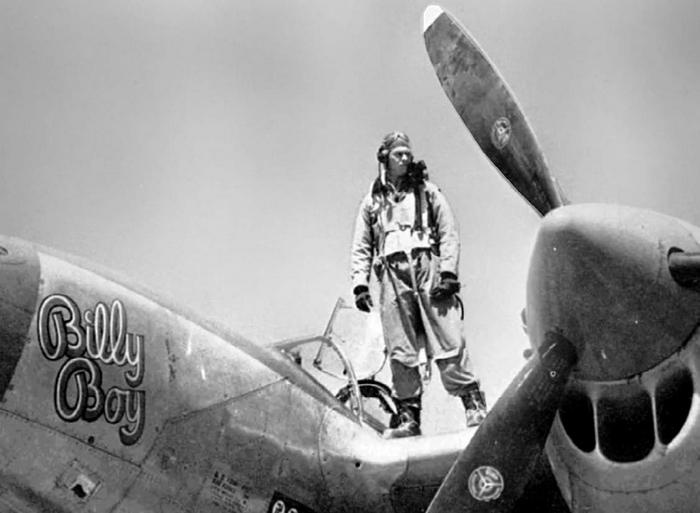 Иллюстрация к книге — Истребитель-«молния» P-38 «Лайтнинг» [i_098.jpg]