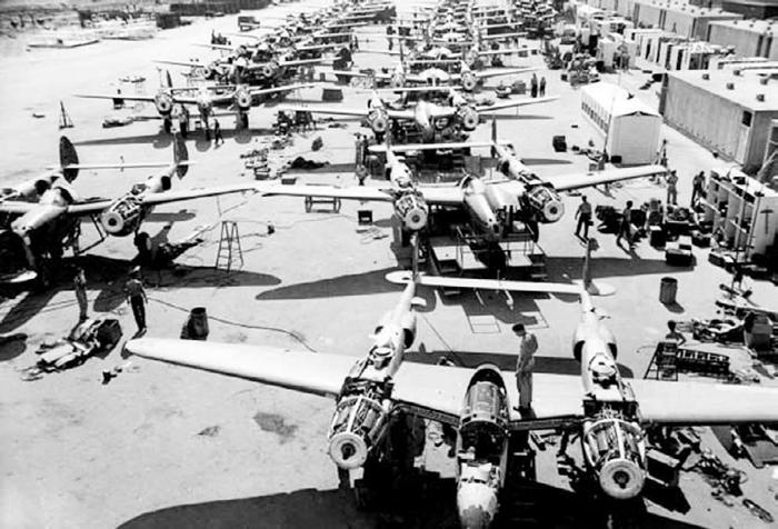 Иллюстрация к книге — Истребитель-«молния» P-38 «Лайтнинг» [i_107.jpg]