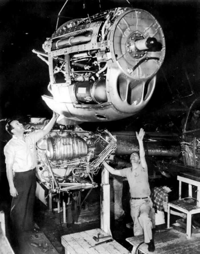 Иллюстрация к книге — Истребитель-«молния» P-38 «Лайтнинг» [i_108.jpg]