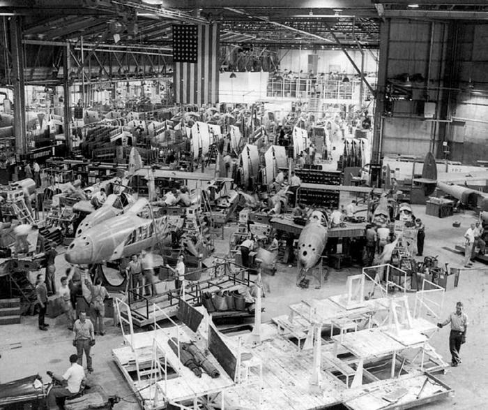 Иллюстрация к книге — Истребитель-«молния» P-38 «Лайтнинг» [i_117.jpg]