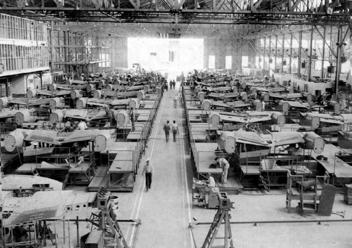 Иллюстрация к книге — Истребитель-«молния» P-38 «Лайтнинг» [i_118.jpg]