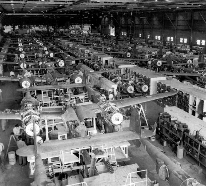 Иллюстрация к книге — Истребитель-«молния» P-38 «Лайтнинг» [i_119.jpg]