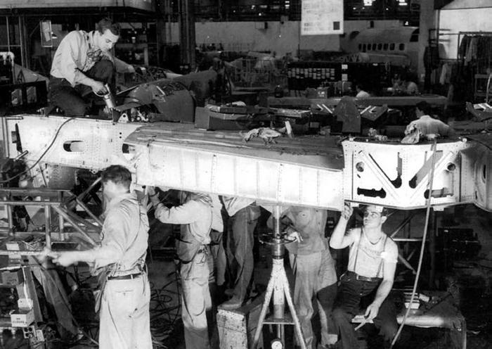 Иллюстрация к книге — Истребитель-«молния» P-38 «Лайтнинг» [i_120.jpg]