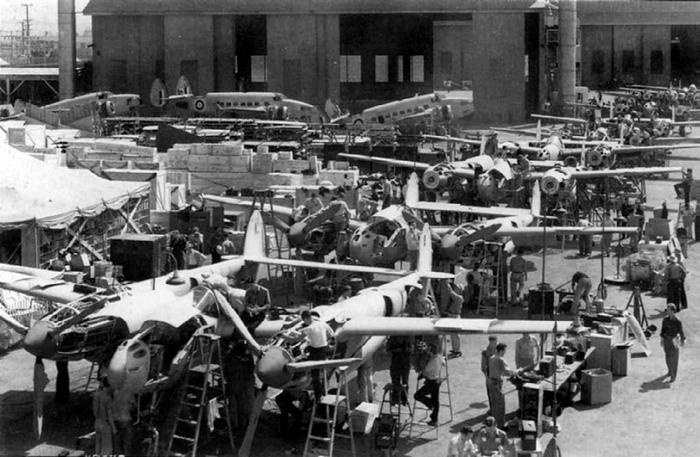 Иллюстрация к книге — Истребитель-«молния» P-38 «Лайтнинг» [i_121.jpg]