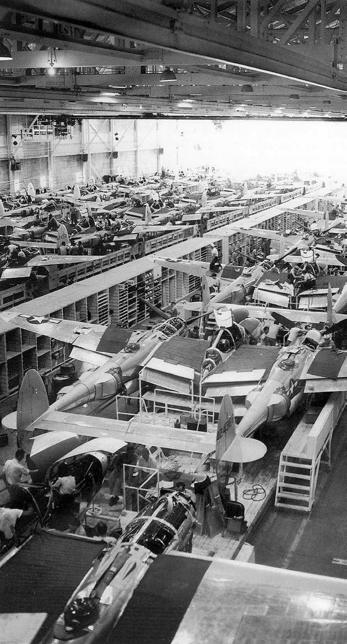 Иллюстрация к книге — Истребитель-«молния» P-38 «Лайтнинг» [i_123.jpg]