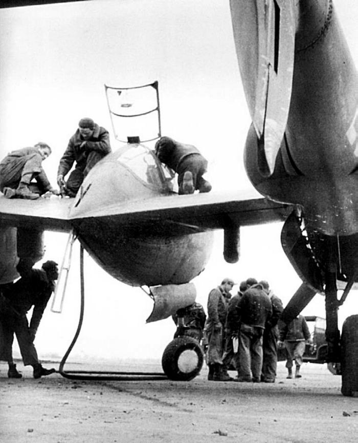 Иллюстрация к книге — Истребитель-«молния» P-38 «Лайтнинг» [i_138.jpg]