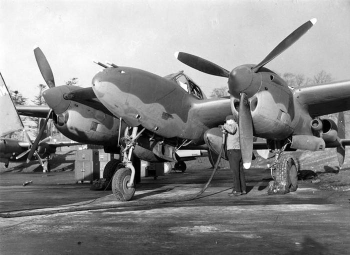 Иллюстрация к книге — Истребитель-«молния» P-38 «Лайтнинг» [i_145.jpg]