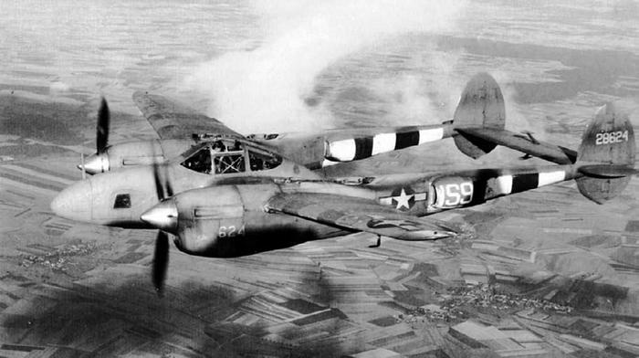 Иллюстрация к книге — Истребитель-«молния» P-38 «Лайтнинг» [i_150.jpg]