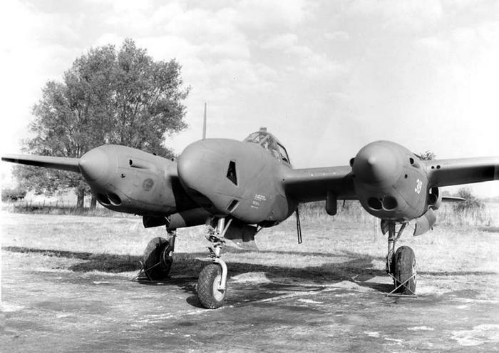 Иллюстрация к книге — Истребитель-«молния» P-38 «Лайтнинг» [i_159.jpg]