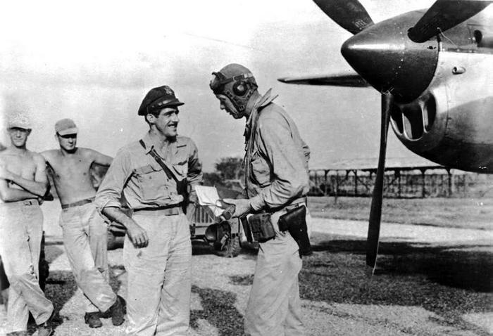 Иллюстрация к книге — Истребитель-«молния» P-38 «Лайтнинг» [i_165.jpg]