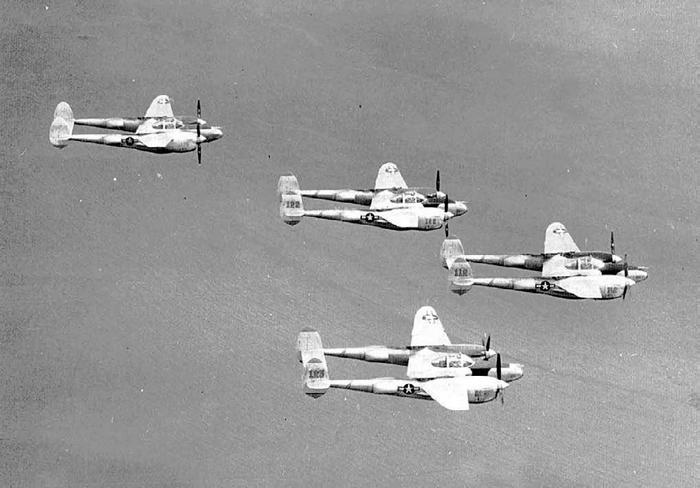 Иллюстрация к книге — Истребитель-«молния» P-38 «Лайтнинг» [i_167.jpg]