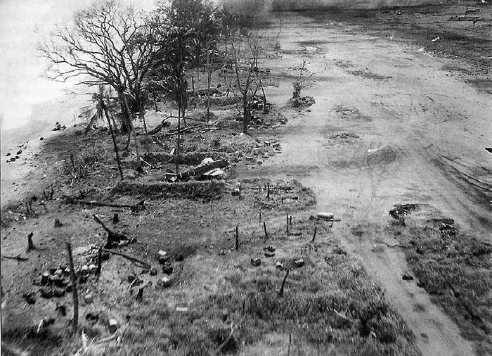 Иллюстрация к книге — Истребитель-«молния» P-38 «Лайтнинг» [i_168.jpg]