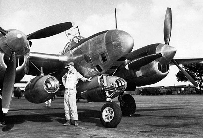 Иллюстрация к книге — Истребитель-«молния» P-38 «Лайтнинг» [i_169.jpg]