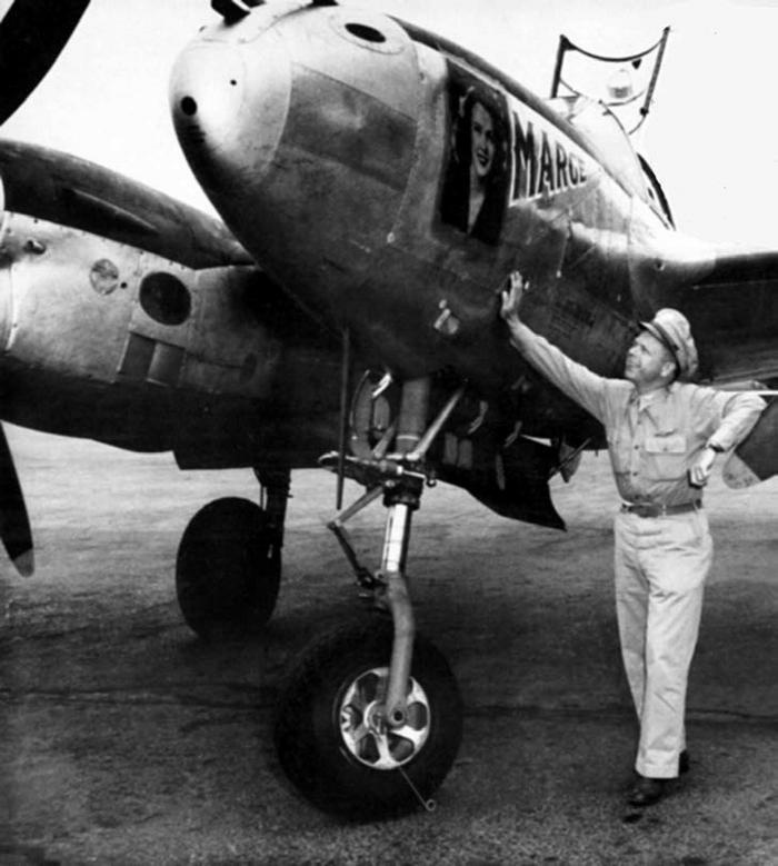 Иллюстрация к книге — Истребитель-«молния» P-38 «Лайтнинг» [i_179.jpg]