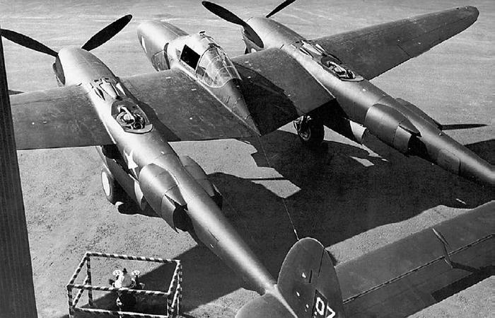 Иллюстрация к книге — Истребитель-«молния» P-38 «Лайтнинг» [i_184.jpg]