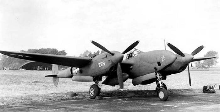 Иллюстрация к книге — Истребитель-«молния» P-38 «Лайтнинг» [i_186.jpg]