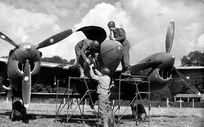 Иллюстрация к книге — Истребитель-«молния» P-38 «Лайтнинг» [i_188.jpg]