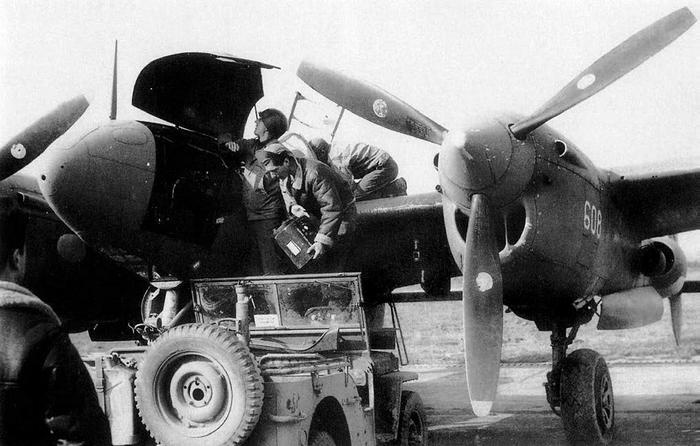 Иллюстрация к книге — Истребитель-«молния» P-38 «Лайтнинг» [i_191.jpg]