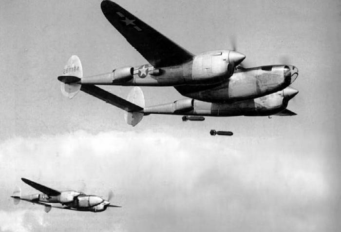 Иллюстрация к книге — Истребитель-«молния» P-38 «Лайтнинг» [i_194.jpg]