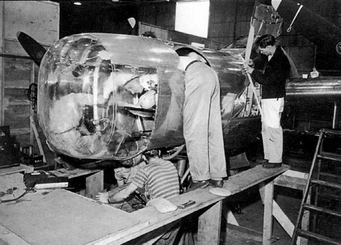 Иллюстрация к книге — Истребитель-«молния» P-38 «Лайтнинг» [i_195.jpg]