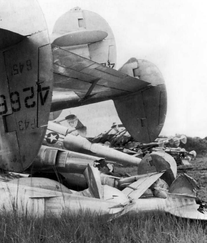 Иллюстрация к книге — Истребитель-«молния» P-38 «Лайтнинг» [i_221.jpg]